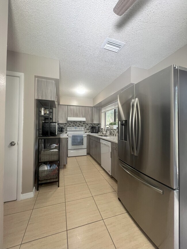 Foto del edificio - 2524 Coral Springs Dr