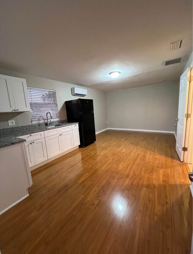 Foto del edificio - 7605 Bergamot Dr