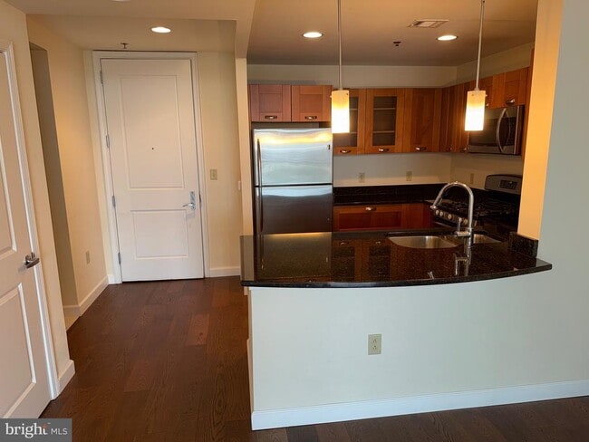 Building Photo - 5750 Bou Ave