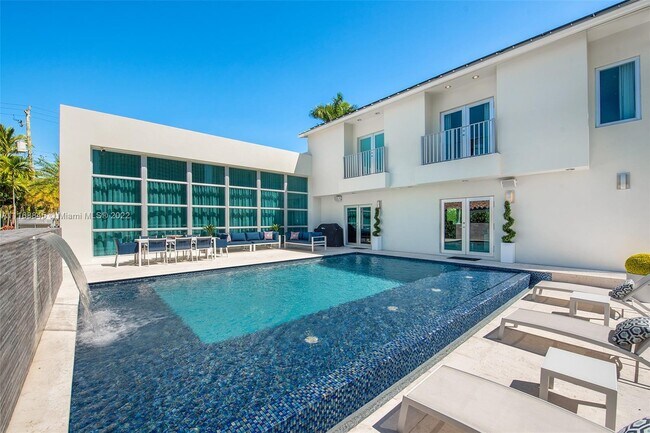 Foto del edificio - 307 Holiday Dr