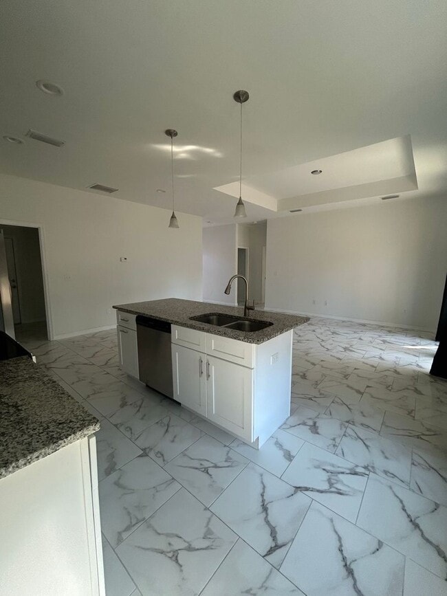 Building Photo - Move-In Ready! Gorgeous 4BR/2BA with Garage in Serene Lake Placid