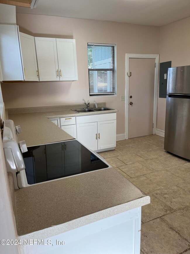 Building Photo - 5105 Hollycrest Dr