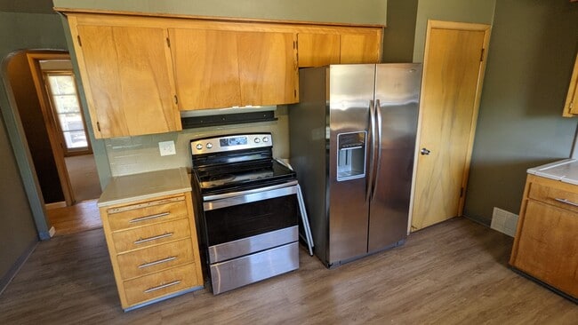 Foto del edificio - Spacious house with large fenced yard