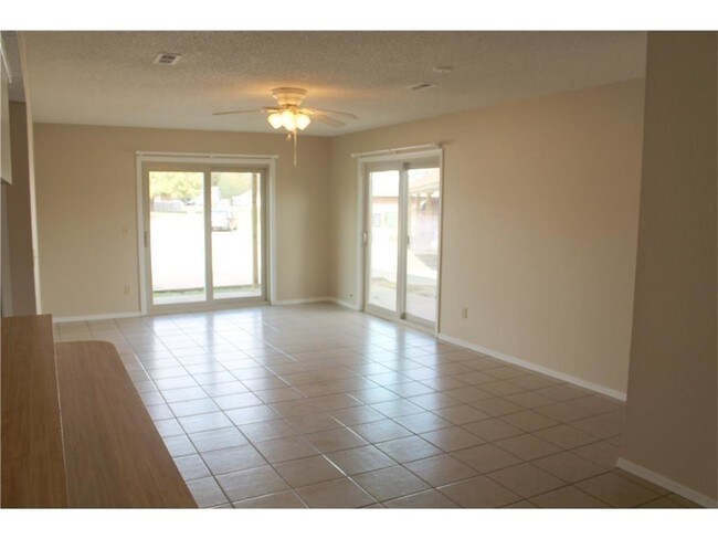 Foto del edificio - 1318 W Centennial Dr