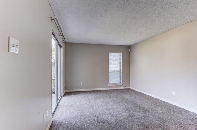 Building Photo - 2BD/1.5BA Townhouse located on the Germantown/Memphis Line!