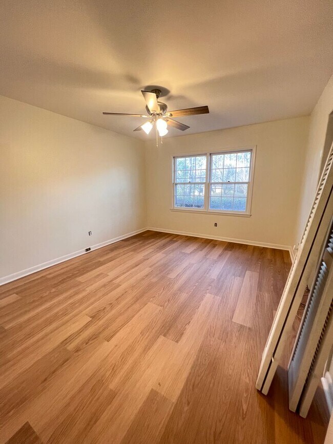 Foto del edificio - 115 Simmons Rd