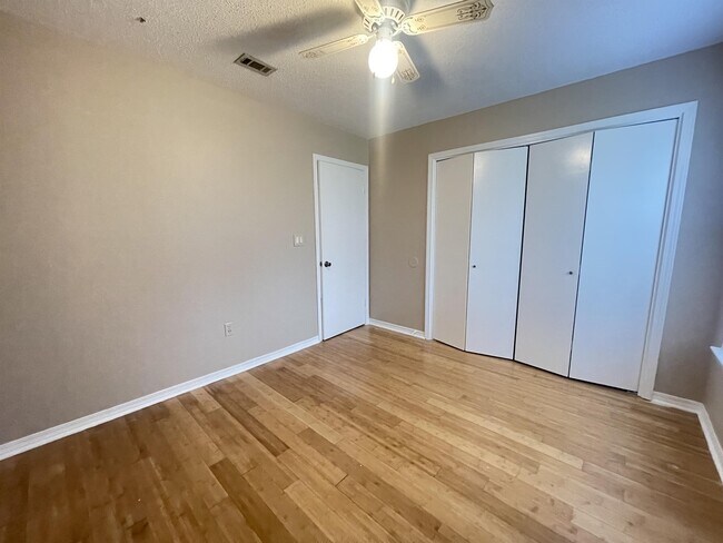 Building Photo - 421 Juniper Dr