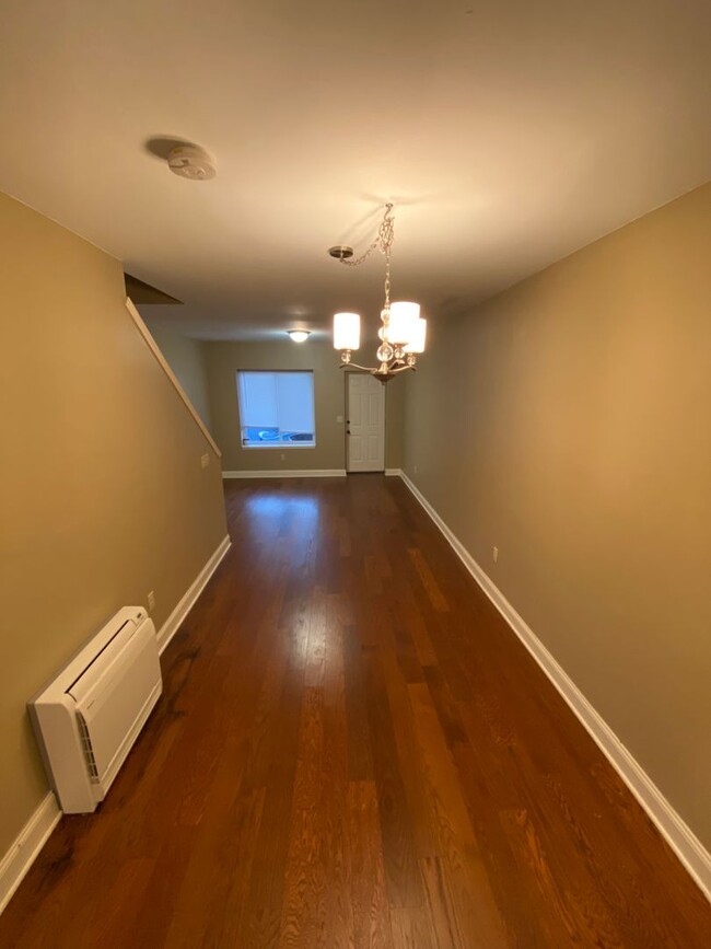 Building Photo - Beautiful 2 Bedroom & 1 Bath Unit!