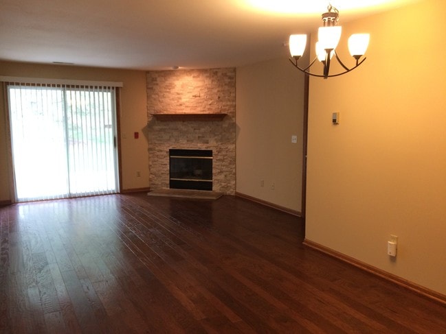 Building Photo - Maple Court Apartments