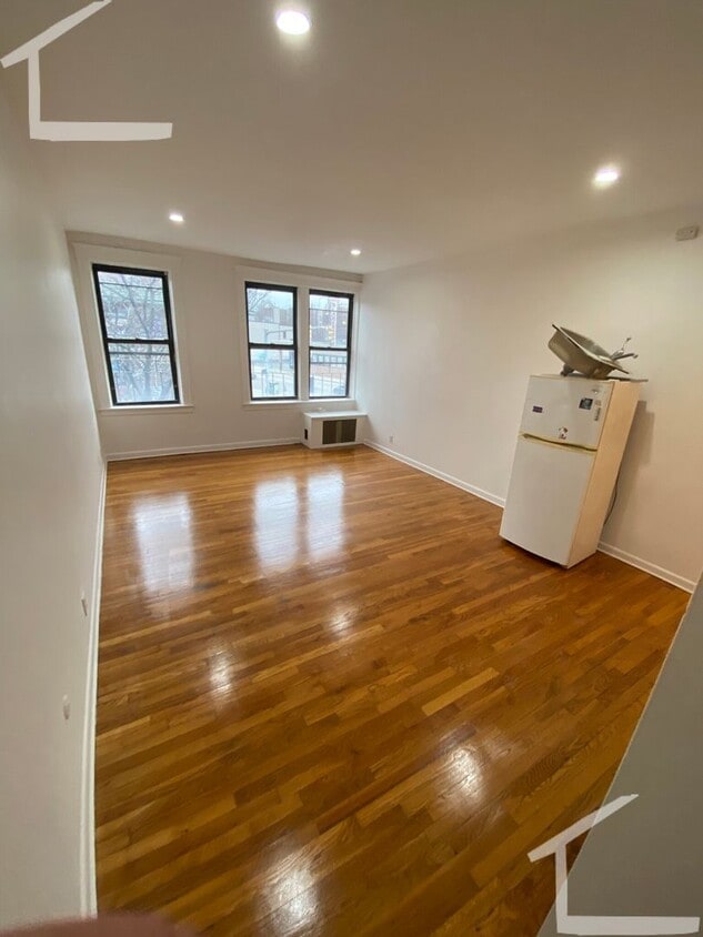 Affordable Apt in Perfect Location Near EVEYTHING. Heart of Allston Village. Ht/HW Included - Affordable Apt in Perfect Location Near EVEYTHING.  Heart of Allston Village.  Ht/HW Included