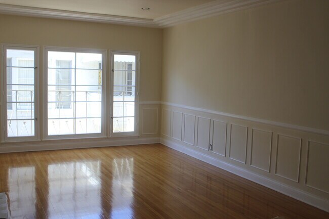 Building Photo - 9947 Robbins Dr