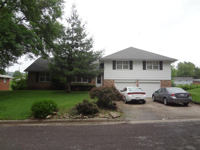Building Photo - 2805 Summit Rd