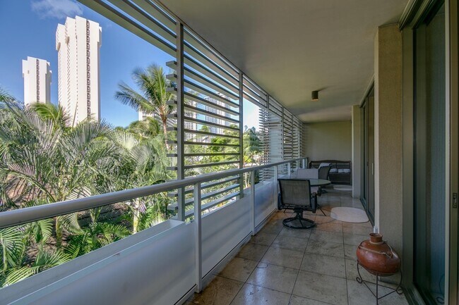 Foto del edificio - Fully Furnished 2 bedroom in Waikiki! One-...