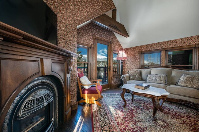Building Photo - Winter rental! Luxury 4 bed, 3 bath home i...