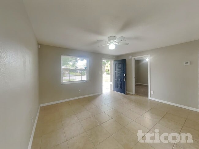 Foto del edificio - 8636 Oriole Ln