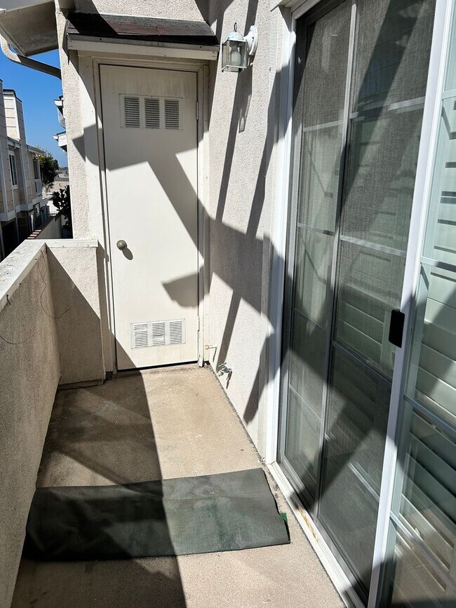 Foto del edificio - 2b2b- Private freshly painted Torrance condominium ready for immediate occupancy.