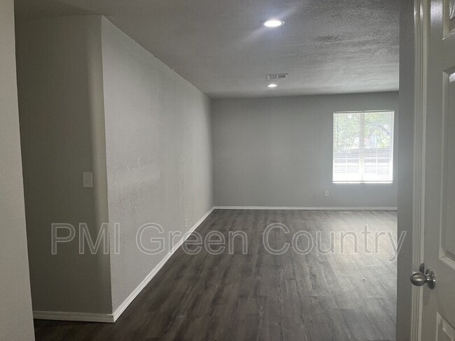 Building Photo - 801 W Vicksburg St