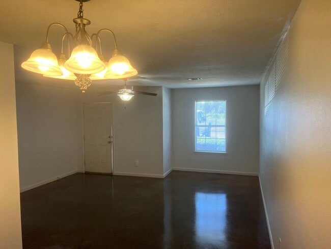 Building Photo - 3 Bed 2 Bath Duplex