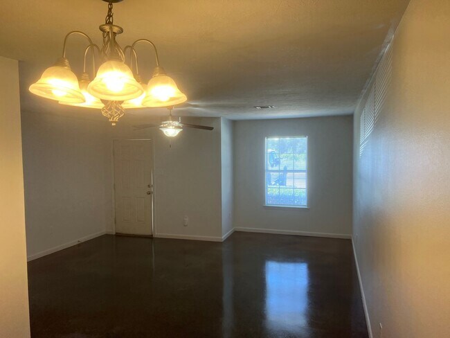 Foto del edificio - 3 Bed 2 Bath Duplex