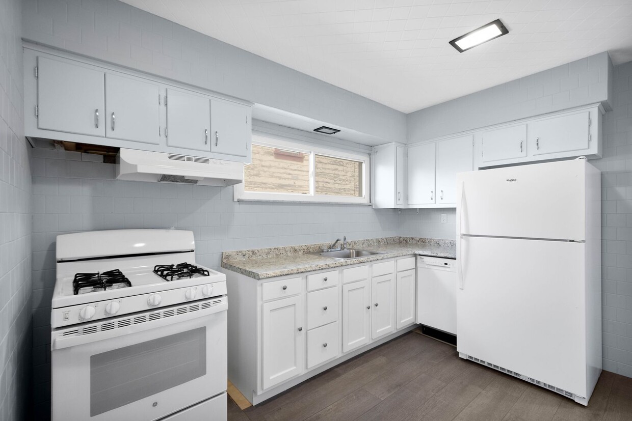 Primary Photo - Stunning 2 Bedroom home in McKees Rocks Av...