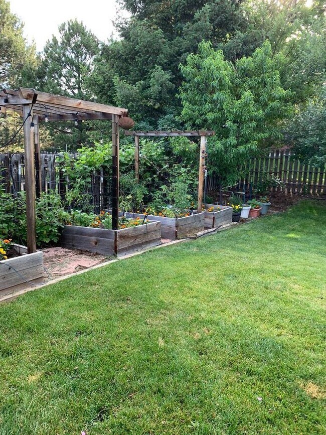 Foto del edificio - 7480 Mount Meeker Rd