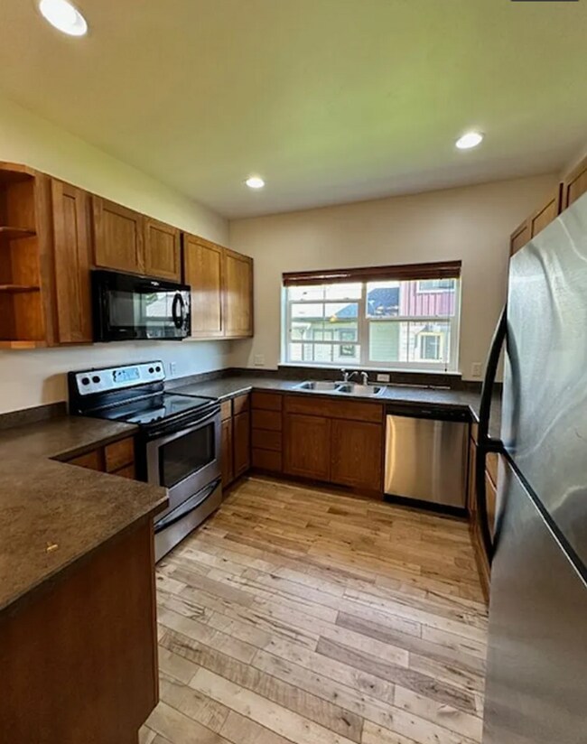 Building Photo - 4 Bedroom Townhome for Rent in Bozeman