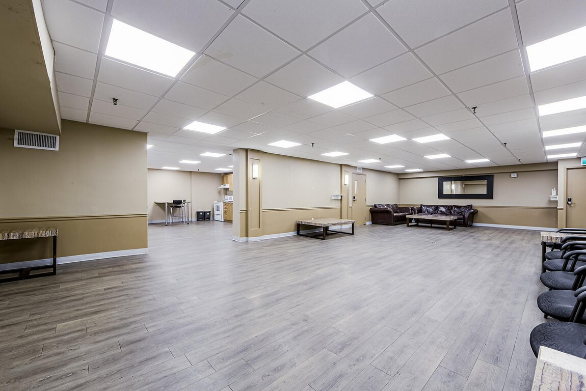 Upper Canada Court, Centre Apartments - 140 Erskine Av Upper Canada Court, Centre Apartments - 140 Erskine Av