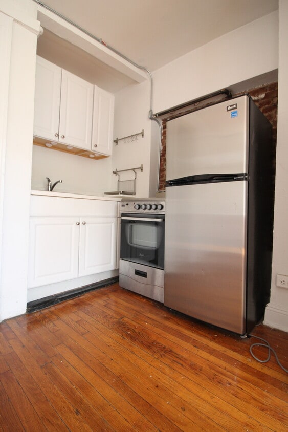 Kitchen - 323 W 4th St