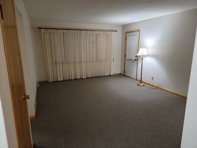 Desde la sala de estar hasta la puerta principal - 1479 Redfield St