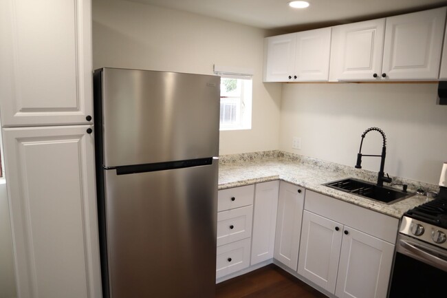 Building Photo - Fully Renovated, Cozy, and In Town!!!