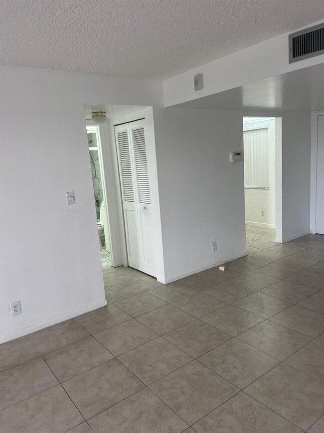 Foto del edificio - 6301 N University Dr