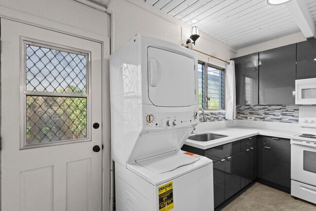 Building Photo - Renovated Tropic Gardens Town House for rent!