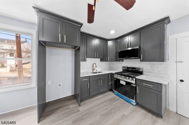 Foto del edificio - 437 Morrissee Ave