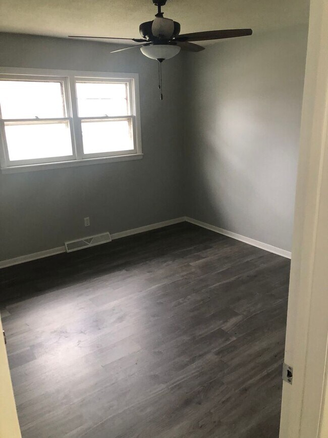 Building Photo - 3 bed /  2.5 bath West side single family ...