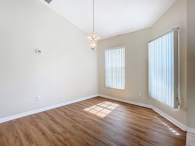 Foto del edificio - 374 Pine Springs Dr