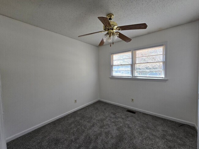 Foto del edificio - 1929 Crestview Dr