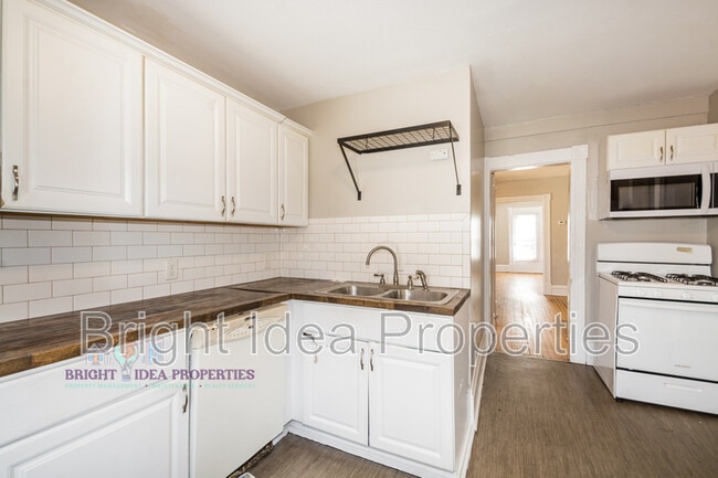 Foto del edificio - 3322 Clinton Ave