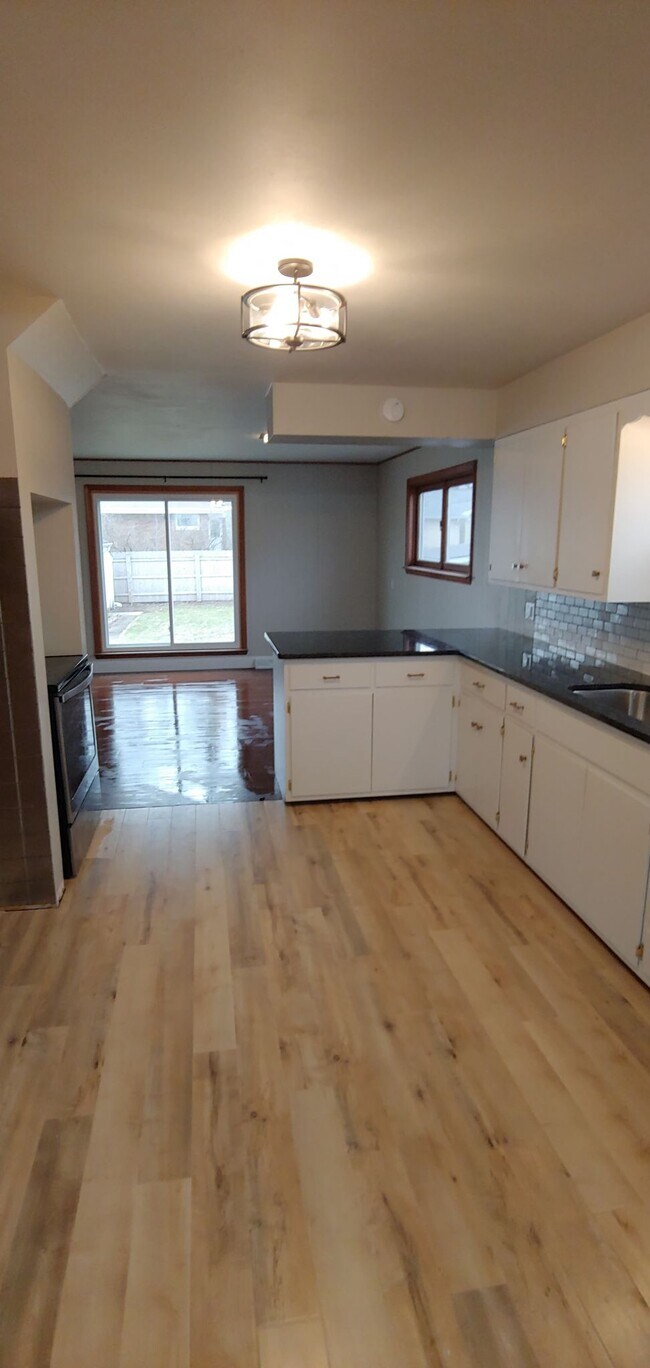 Building Photo - 559 Fairview Ave