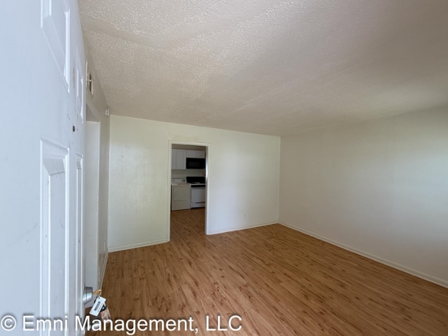Building Photo - 807 Crockett Dr