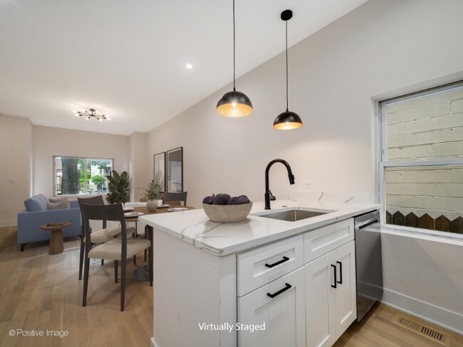 Foto del edificio - 2142 N Maplewood Ave