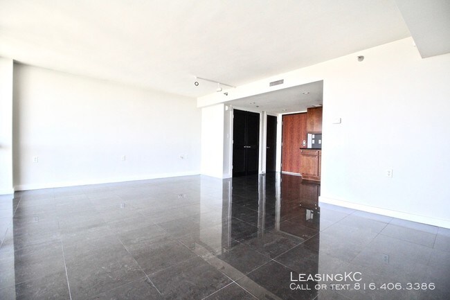 Building Photo - The View 1706