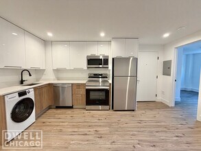 Building Photo - 955 W Carmen Ave