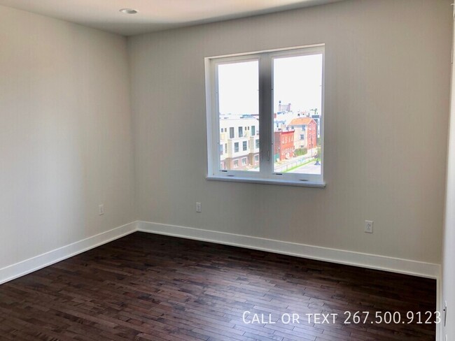 Building Photo - Absolutely Gorgeous Bi Level 3bd+den with ...