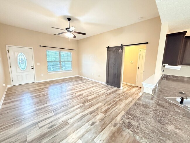 Foto del edificio - 2201 Hall Ln