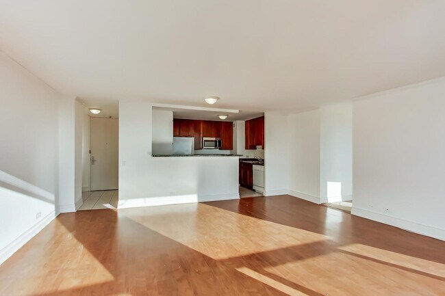 Building Photo - 4343 N Clarendon Ave