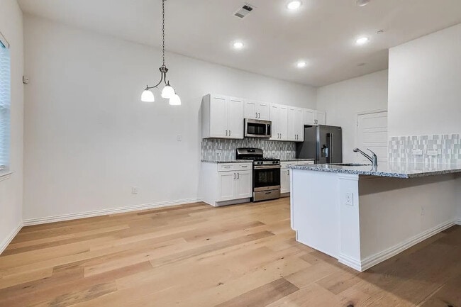 Building Photo - Room in Townhome on Bethlehem St