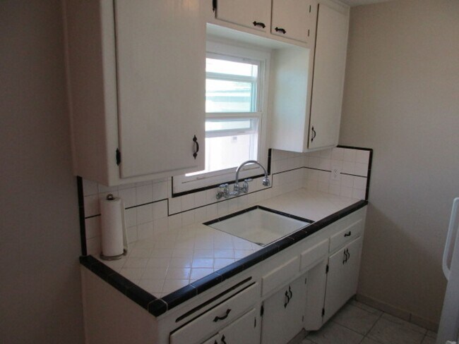 Building Photo - Point Loma Duplex - One Bedroom - Wood Flo...