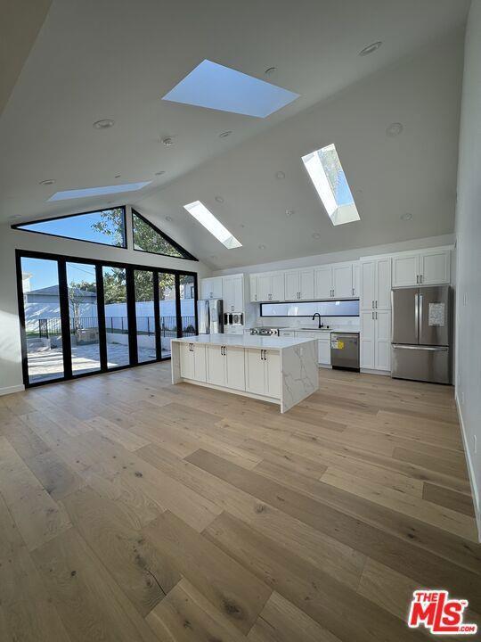 Foto del edificio - 8320 Loyola Blvd