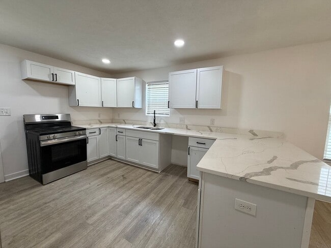 Building Photo - 523 N Alton Ave