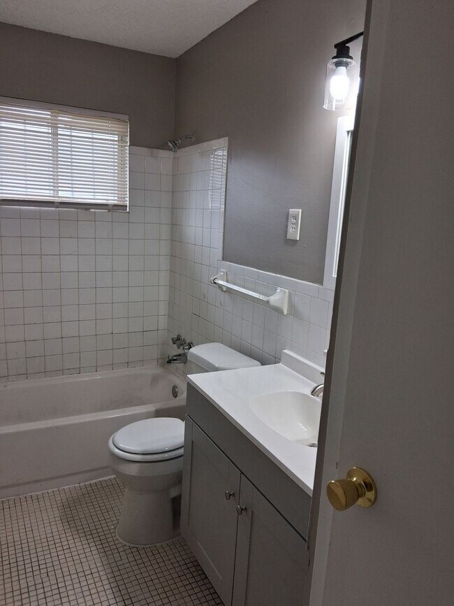 Foto del edificio - Very Nice 4 Bedroom 2 Bath Duplex - Available Now!
